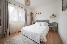 Derrière son portail se cache une belle surprise… Une villa de plain-pied entièrement rénovée, tournée vers un jardin paysager et une piscine, dans le quartier recherché de Chapelet à Arcangues.