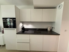 SAINT-TROPEZ – PLACE DES LICES – STUDIO DE STANDING AVEC BALCON ET GARAGE