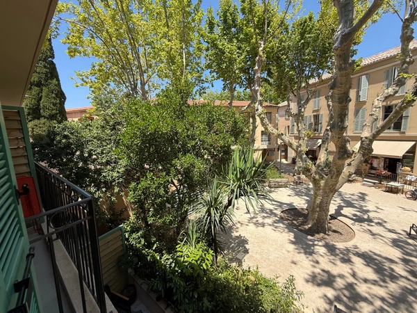 SAINT-TROPEZ – PLACE DES LICES – STUDIO DE STANDING AVEC BALCON ET GARAGE