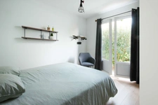 Derrière son portail se cache une belle surprise… Une villa de plain-pied entièrement rénovée, tournée vers un jardin paysager et une piscine, dans le quartier recherché de Chapelet à Arcangues.