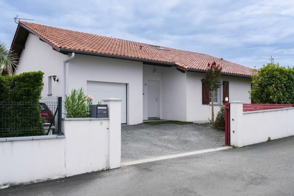 Maison contemporaine d’exception avec piscine – Élégance, confort et performance énergétique au cœur de Larressore