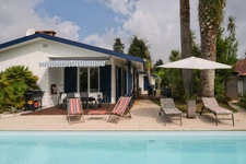 Derrière son portail se cache une belle surprise… Une villa de plain-pied entièrement rénovée, tournée vers un jardin paysager et une piscine, dans le quartier recherché de Chapelet à Arcangues.