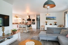 Derrière son portail se cache une belle surprise… Une villa de plain-pied entièrement rénovée, tournée vers un jardin paysager et une piscine, dans le quartier recherché de Chapelet à Arcangues.