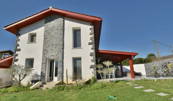 Maison Familiale Contemporaine avec Piscine à Saint-Pée-sur-Nivelle