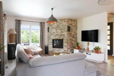 Derrière son portail se cache une belle surprise… Une villa de plain-pied entièrement rénovée, tournée vers un jardin paysager et une piscine, dans le quartier recherché de Chapelet à Arcangues.