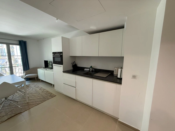 SAINT-TROPEZ – PLACE DES LICES – STUDIO DE STANDING AVEC BALCON ET GARAGE