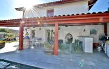 Maison Familiale Contemporaine avec Piscine à Saint-Pée-sur-Nivelle
