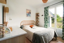 Derrière son portail se cache une belle surprise… Une villa de plain-pied entièrement rénovée, tournée vers un jardin paysager et une piscine, dans le quartier recherché de Chapelet à Arcangues.