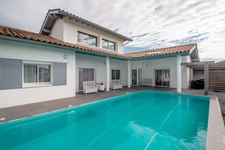 ANGLET MONTBRUN ENSEMBLE IMMOBILIER DE DEUX MAISONS ET DE QUATRE GRANDS GARAGES 