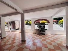 À vendre - Maison T7 de 201 m² + 100 m² non habitable sur un terrain de 1493 m² - LE MARIN (972)