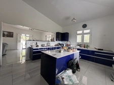 À vendre - Maison T7 de 201 m² + 100 m² non habitable sur un terrain de 1493 m² - LE MARIN (972)