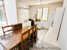 Immeuble de 3 appartements avec garages et jardins