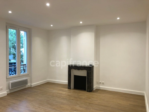 Dpt Paris (75), à louer PARIS 14EME ARRONDISSEMENT  GRAND STUDIO  34 m²