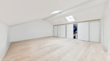 6-room apartment of 132m² with parking, garden, balcony and courtyard, and commercial premises