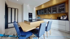 6-room apartment of 132m² with parking, garden, balcony and courtyard, and commercial premises