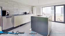 6-room apartment of 132m² with parking, garden, balcony and courtyard, and commercial premises