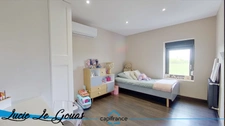 6-room apartment of 132m² with parking, garden, balcony and courtyard, and commercial premises