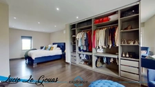 6-room apartment of 132m² with parking, garden, balcony and courtyard, and commercial premises