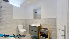 6-room apartment of 132m² with parking, garden, balcony and courtyard, and commercial premises