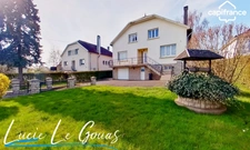 Maison individuelle de 186m² , 6 chambres, 2 garages, grand jardin.