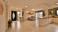 Single-storey 4-bedroom villa with garage and garden
