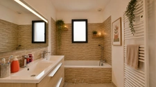 Single-storey 4-bedroom villa with garage and garden