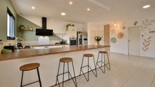 Single-storey 4-bedroom villa with garage and garden