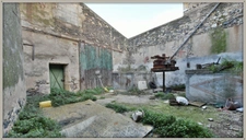 Proche Pezenas Remise avec Garage, hangar et cour 