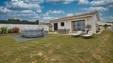 Single-storey 4-bedroom villa with garage and garden
