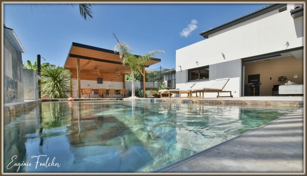 Villa avec garage, jardin et piscine sans vis à vis 