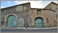 Proche Pezenas Remise avec Garage, hangar et cour 