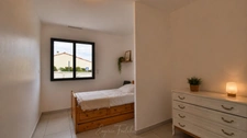 Single-storey 4-bedroom villa with garage and garden