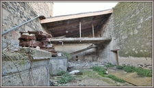 Proche Pezenas Remise avec Garage, hangar et cour 