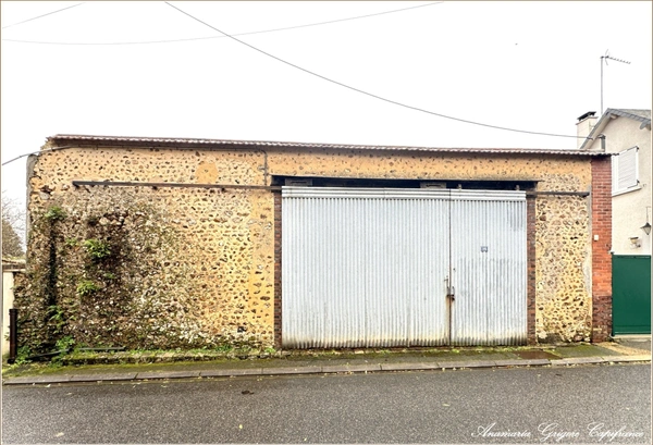 Local/garage d'une surface de 130 m², au centre de COURVILLE SUR EURE (28)