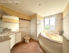 Exceptionnelle maison de ville à Courville : 250m², 6 chambres & piscine Intérieure – À 15 min de Chartres