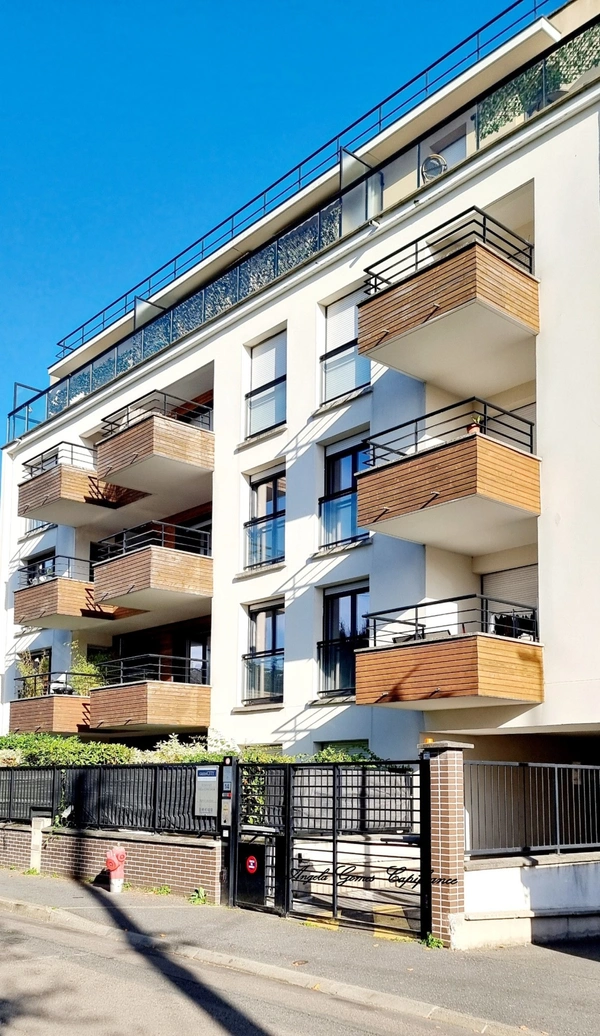 Beau 2 pièces 45 m2 avec balcon et parking - LE BLANC MESNIL (93)