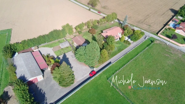 À VENDRE – Bâtiment avec fort potentiel d’aménagement (38)