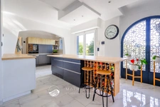 Maison contemporaine de 216m2 avec piscine, spa, et T3 indépendant 