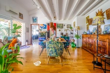 163 m², dernier étage, grande terrasse et quatre stationnements : un appartement aux volumes rares