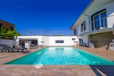 Maison contemporaine de 216m2 avec piscine, spa, et T3 indépendant 
