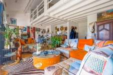 163 m², dernier étage, grande terrasse et quatre stationnements : un appartement aux volumes rares