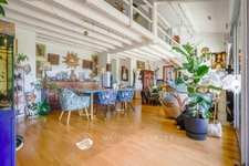 163 m², dernier étage, grande terrasse et quatre stationnements : un appartement aux volumes rares