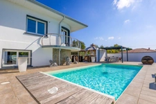 Maison contemporaine de 216m2 avec piscine, spa, et T3 indépendant 