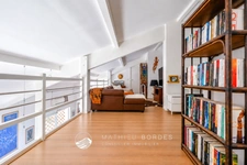 163 m², dernier étage, grande terrasse et quatre stationnements : un appartement aux volumes rares