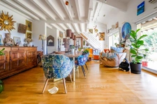 163 m², dernier étage, grande terrasse et quatre stationnements : un appartement aux volumes rares