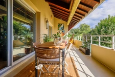 163 m², dernier étage, grande terrasse et quatre stationnements : un appartement aux volumes rares