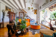 163 m², dernier étage, grande terrasse et quatre stationnements : un appartement aux volumes rares
