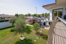 Maison contemporaine de 216m2 avec piscine, spa, et T3 indépendant 