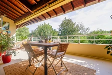 163 m², dernier étage, grande terrasse et quatre stationnements : un appartement aux volumes rares