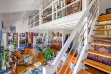 163 m², dernier étage, grande terrasse et quatre stationnements : un appartement aux volumes rares